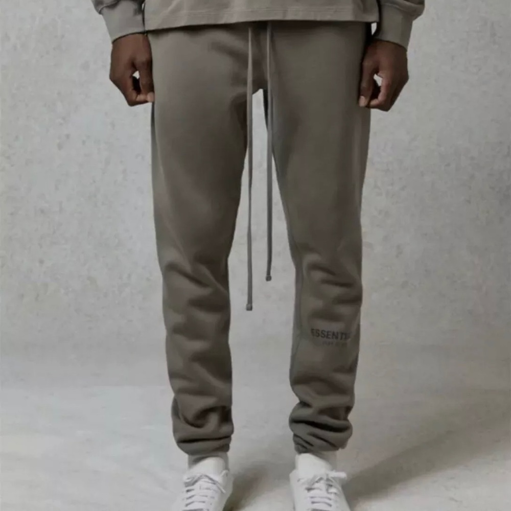 Fear of God Essentials Sweatpants in Cement